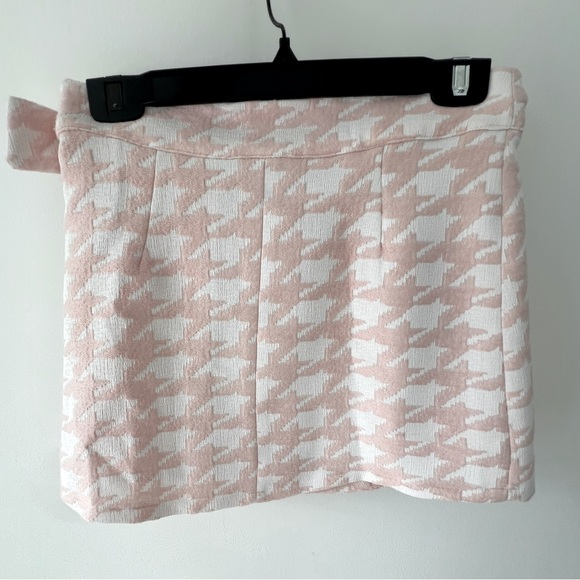 Forever 21 Pink and White Houndstooth Mini Skirt with Retro Belt Detail - XS/25 - Picture 2 of 3